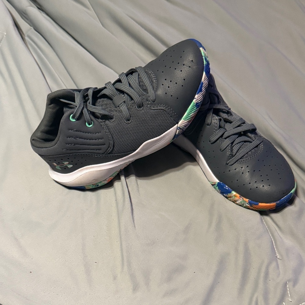 Under Armour Gray Sneakers with Vibrant Basketball Shoes